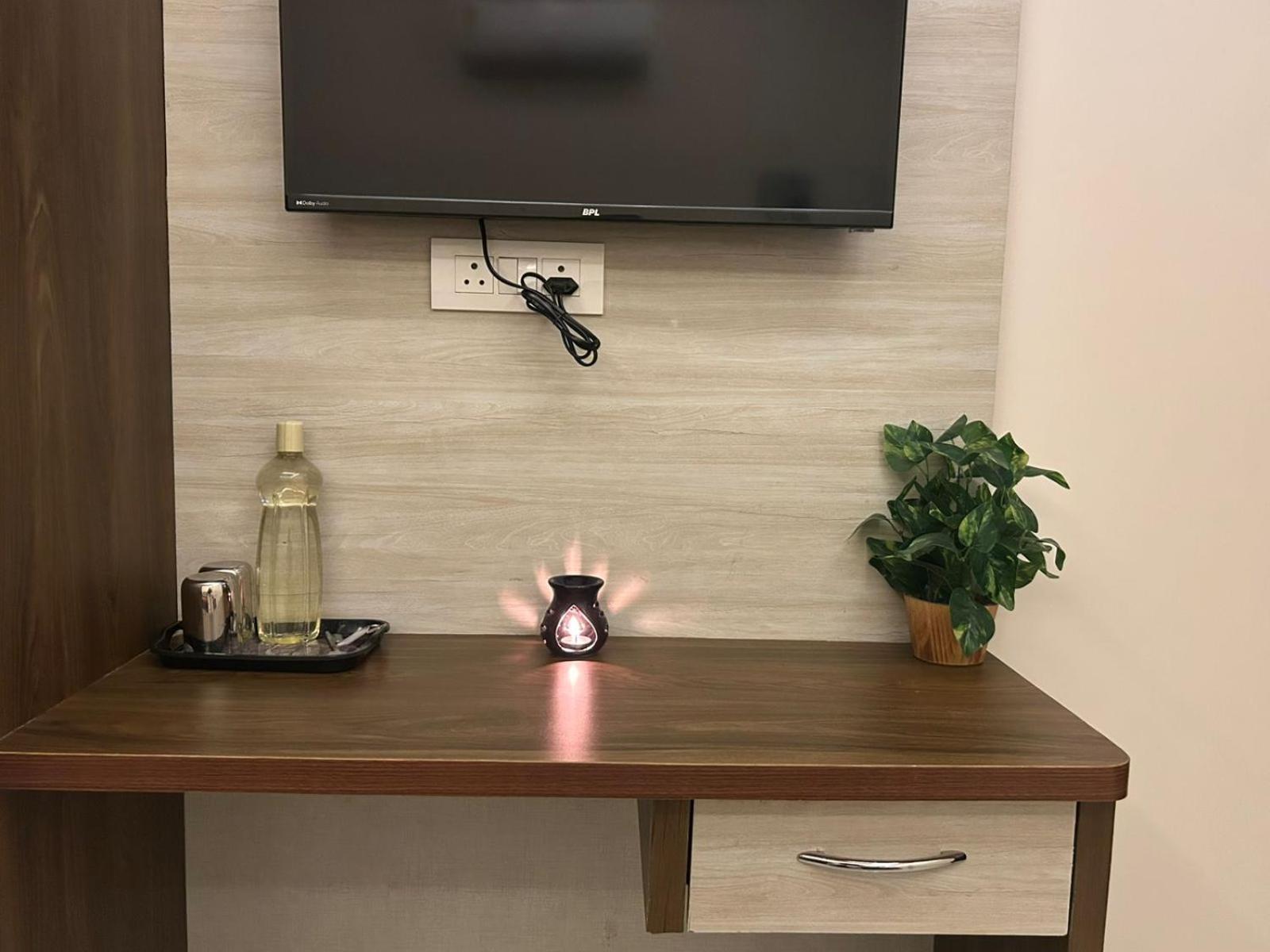 The Hideaway In South Delhi Apartment