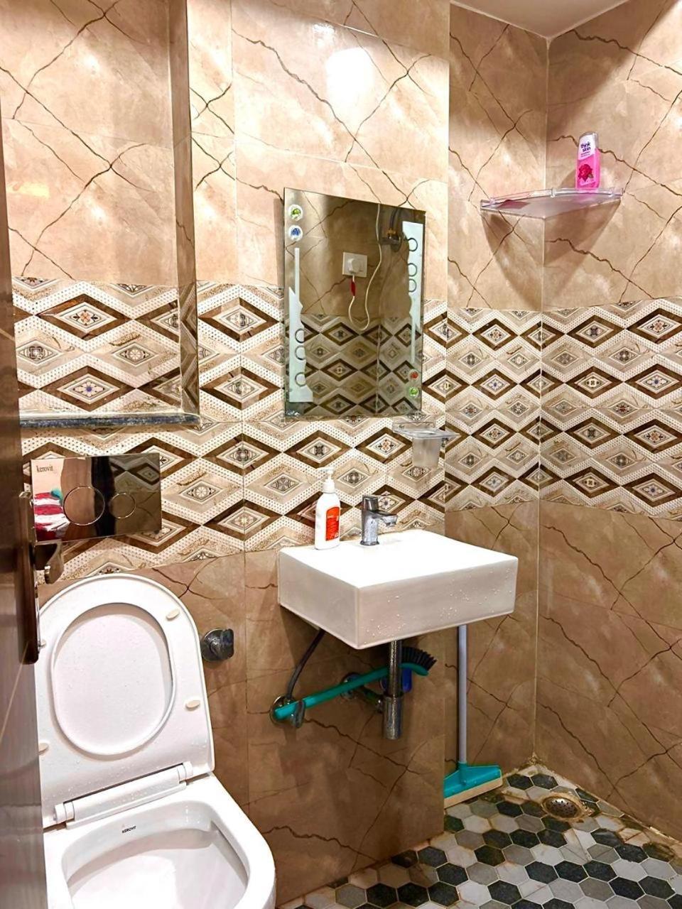 The Hideaway In South Delhi Apartment *