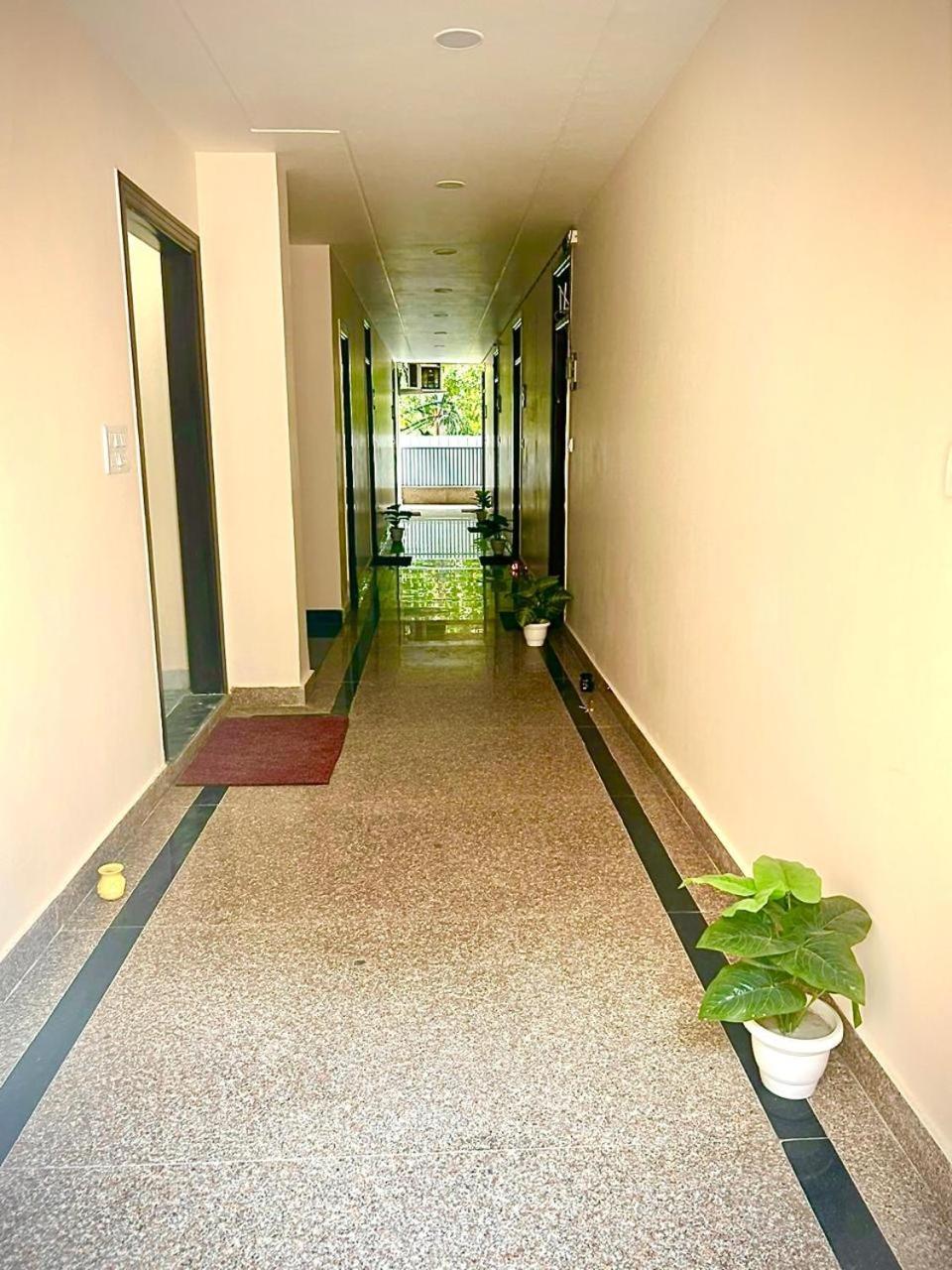 The Hideaway In South Delhi Apartment